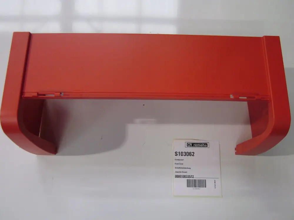 Rote Schaltfeldabdeckung von Remeha mit zwei seitlichen Halterungen. Das Teil zeigt das Produktlabel mit der Artikelnummer S103062.